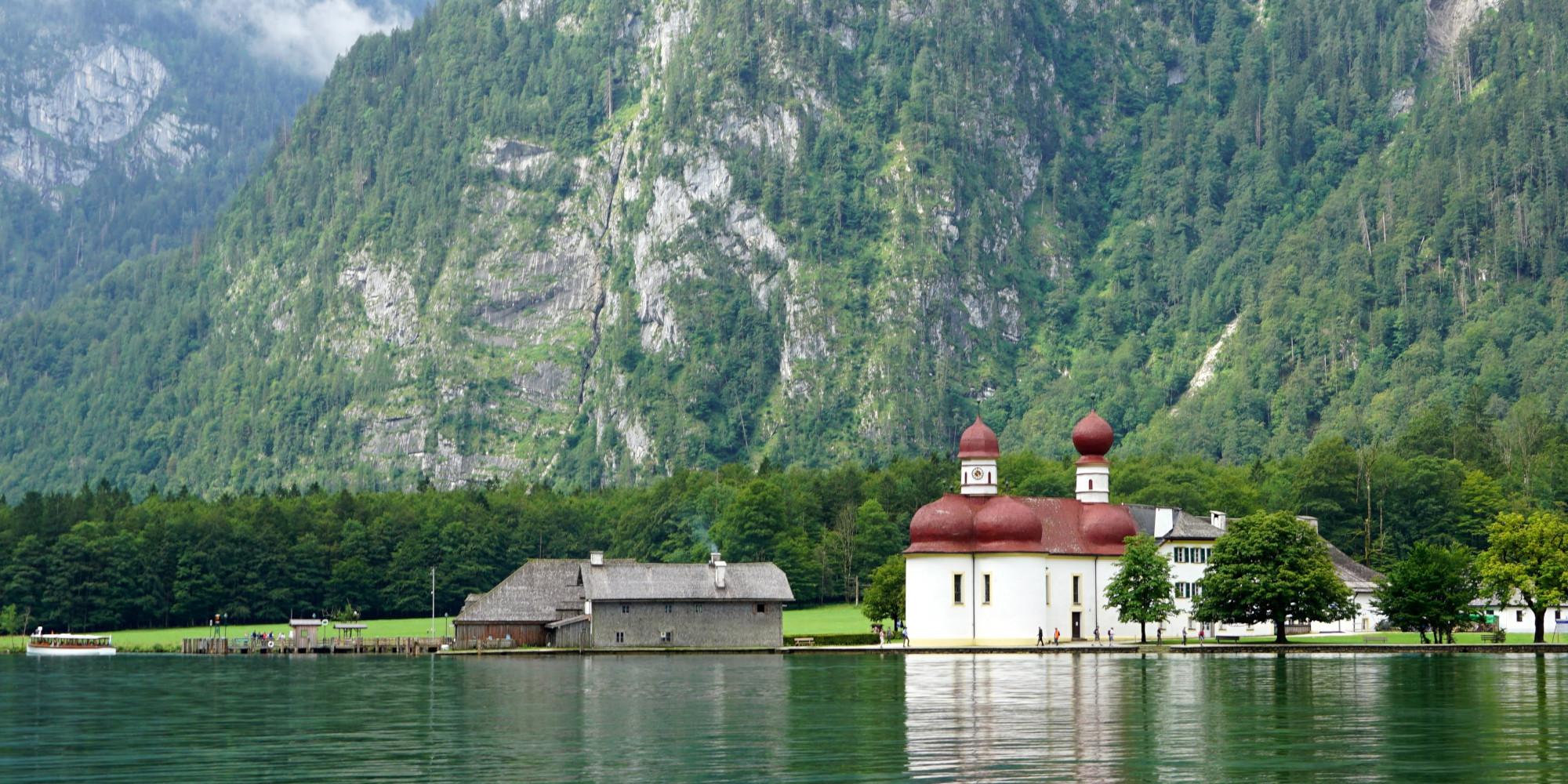 Wallfahrtskirche St. Bartholomä am Königssee mit Bergen im Hintergrund