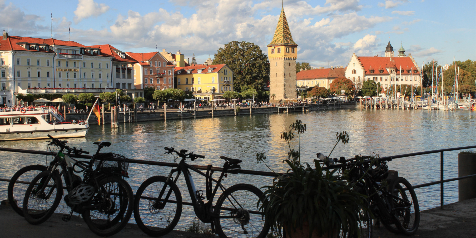 Fahrräder lehnen an einem Geländer zum Lindauer Seehafen