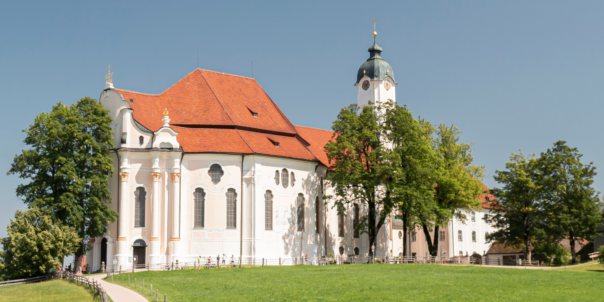 Radfahrerin vor der Wieskirche