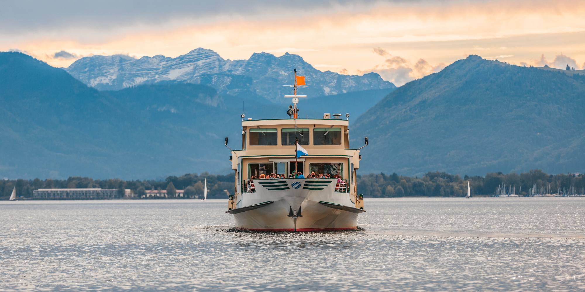 Schiff, dass über den Chiemsee fährt