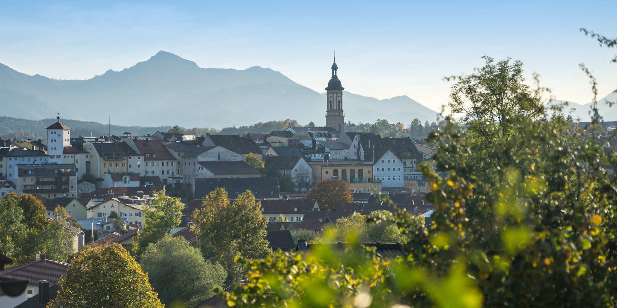 Traunstein in Bayern. Panoramablick mit Ortskern und Bergen