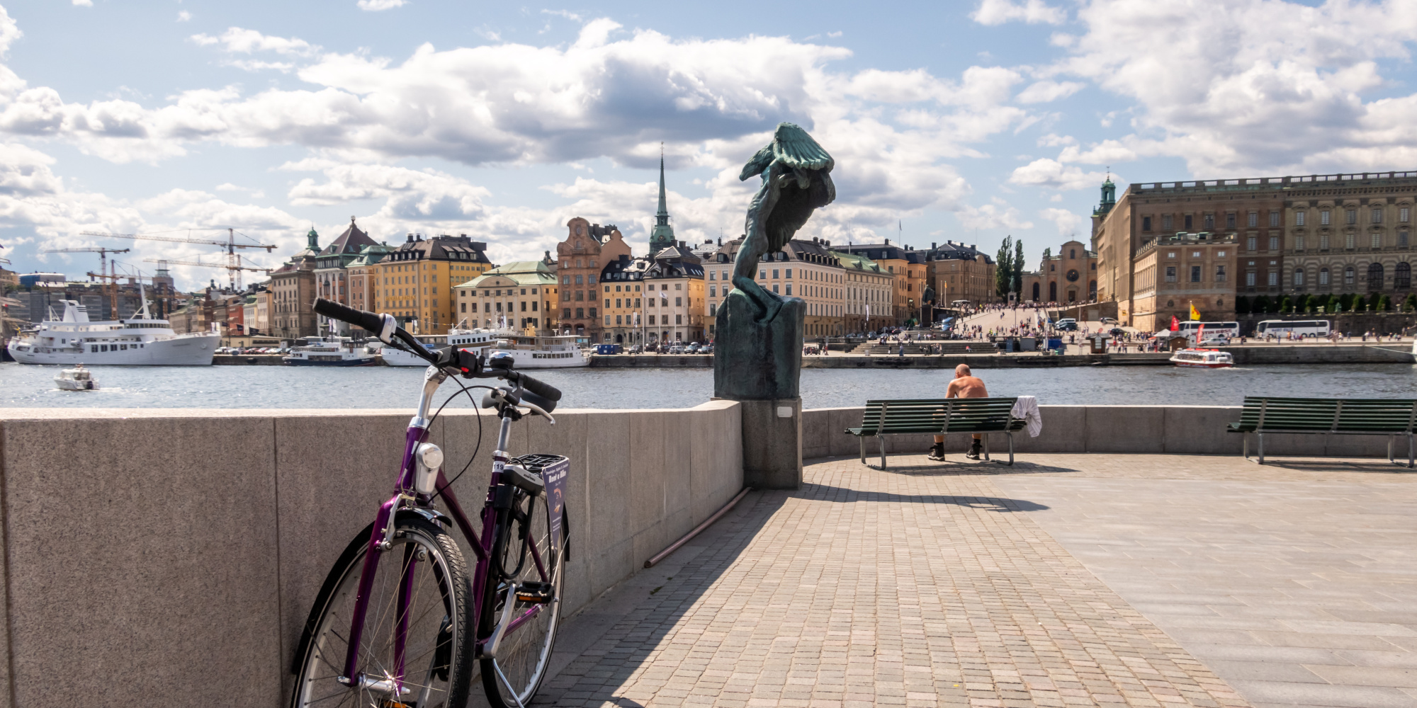 Fahrrad, dass am Fluss abgestellt ist an der Blasieholmen Promenade in Skeppsholmsbron in Stockholm.