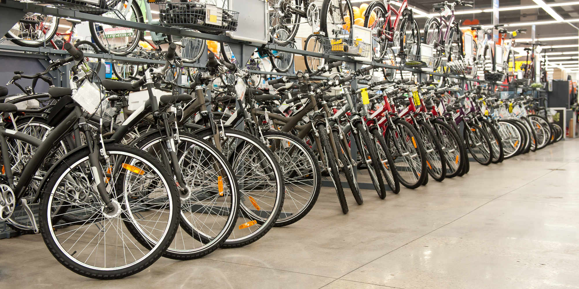 Mehrere Fahrräder stehen in Fahrradladen.