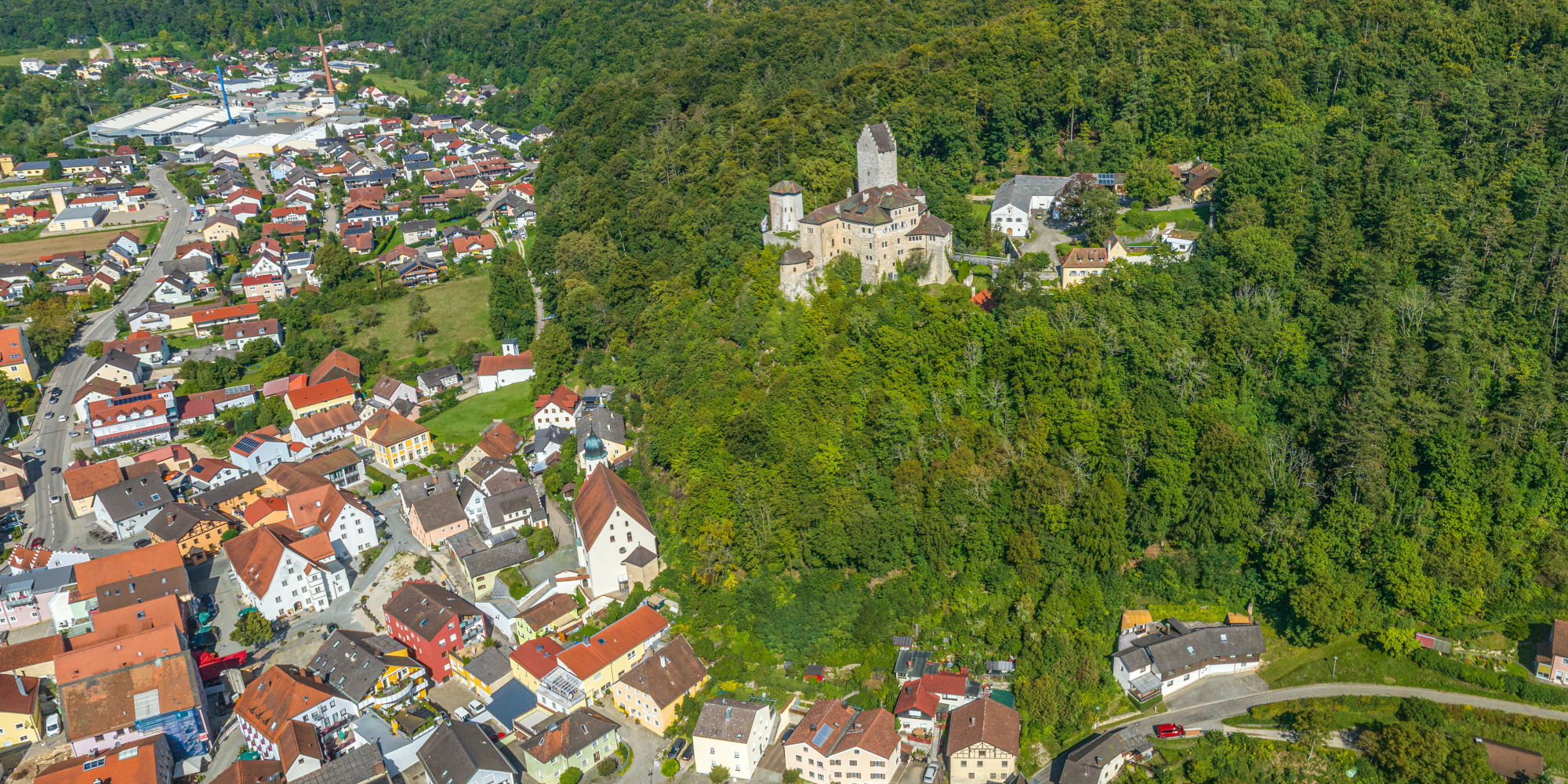 Ausblick auf Kipfenberg in der Altmühlalb im nördlichen Oberbayern 