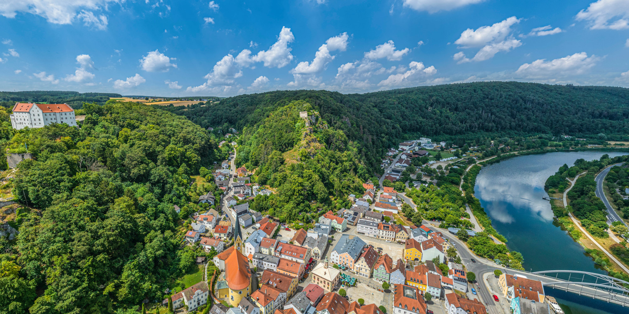 Ausblick auf Riedenburg im Naturpark Altmühltal, Altstadt, Rosenburg, Ruinen Rabenstein und Tachenstein  