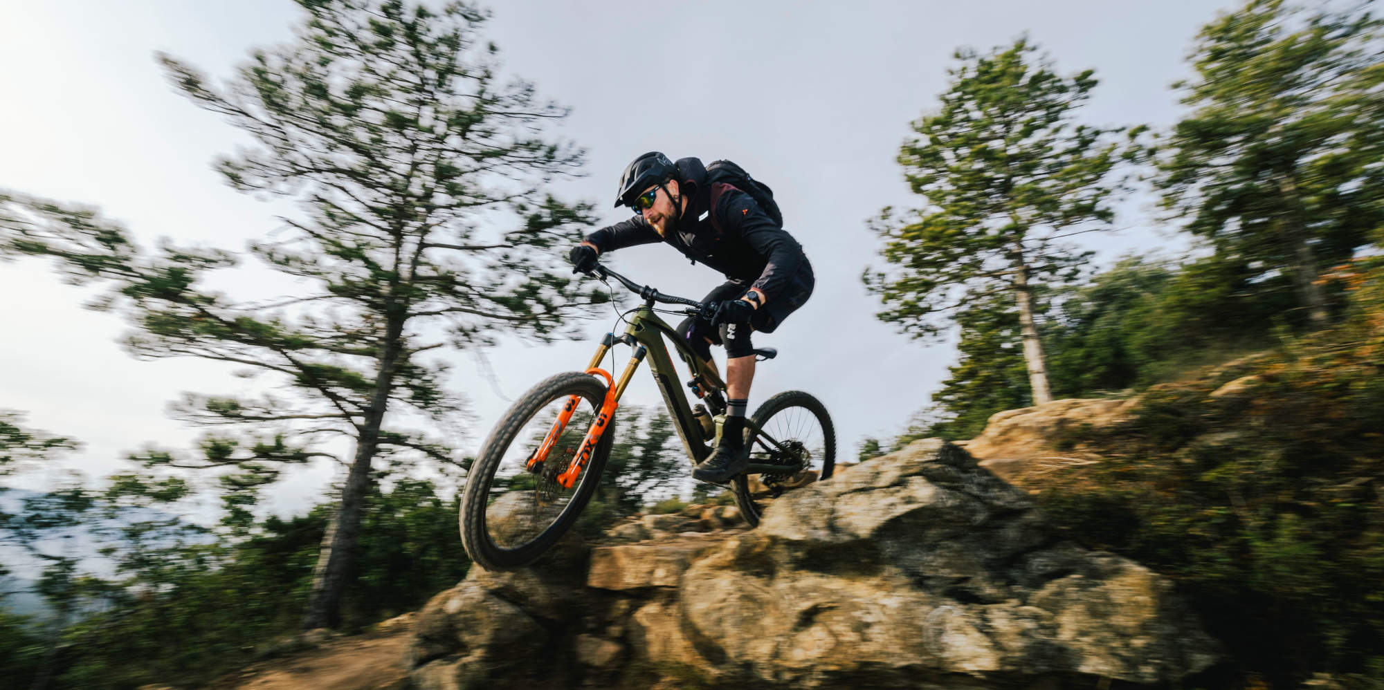 Mann fährt Berg sportlich mit Conway Mountainbike herunter.