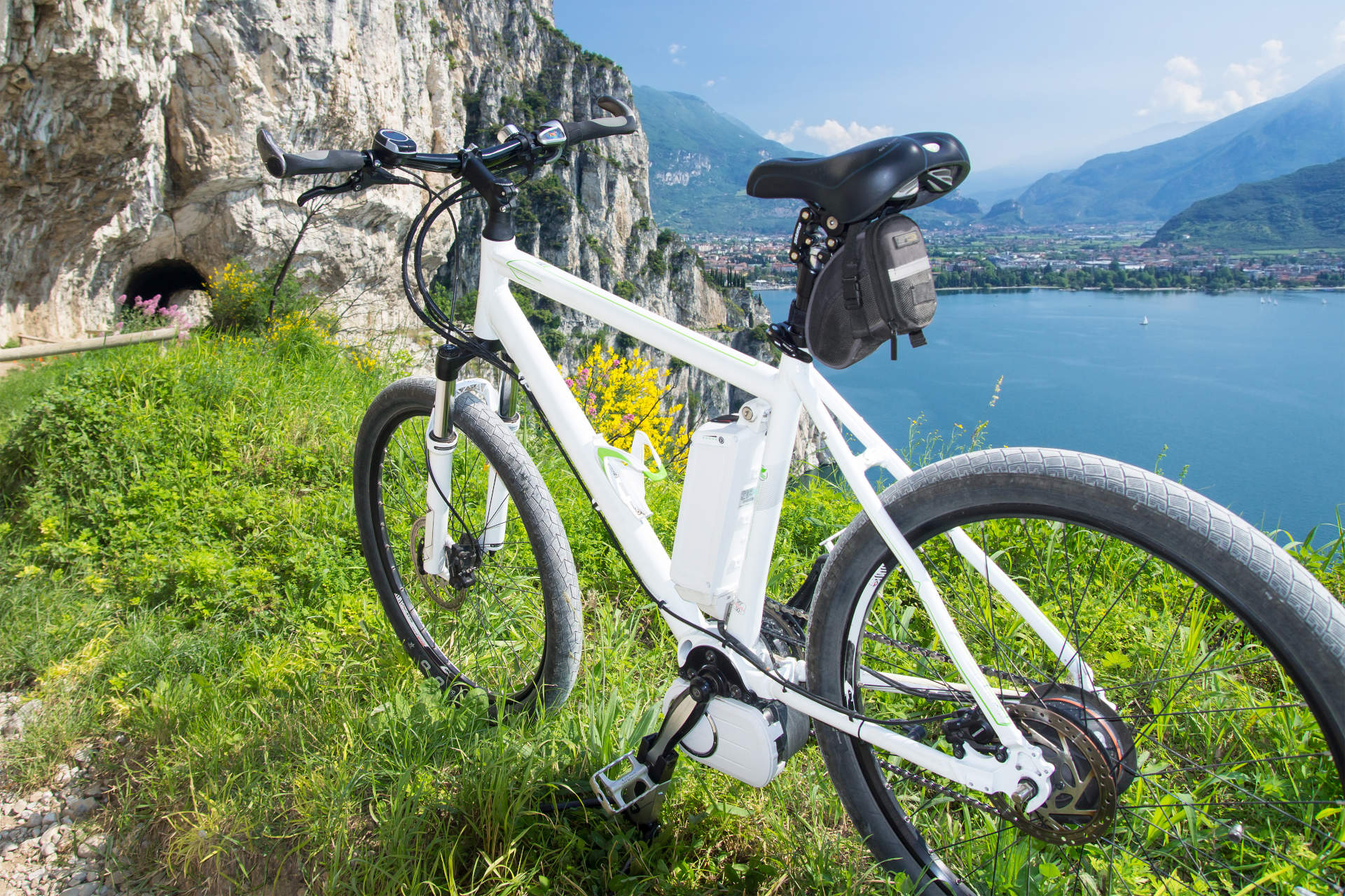 E-Bike steht in der Natur