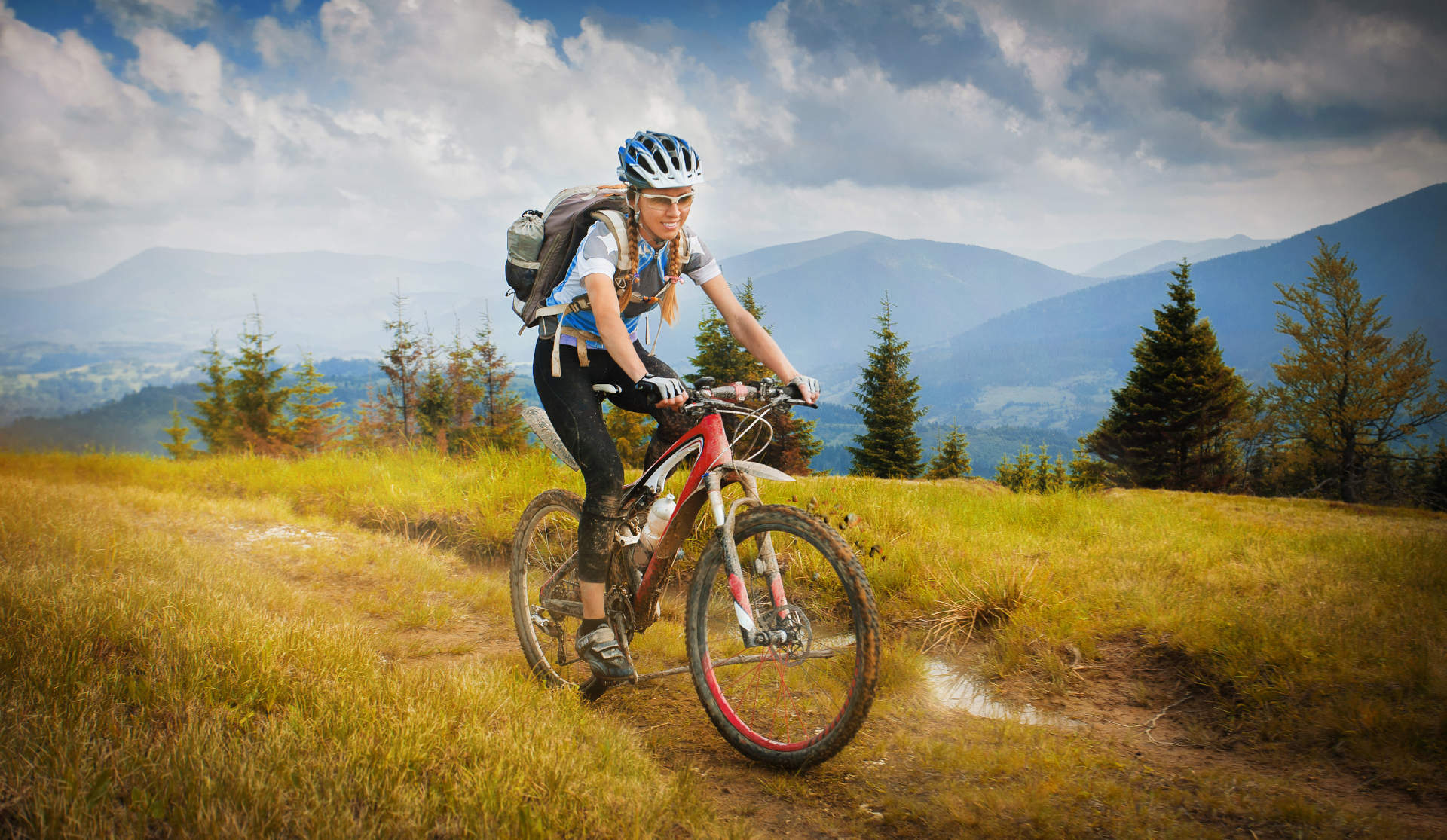 Person fährt auf dem Mountainbike durch die Natur