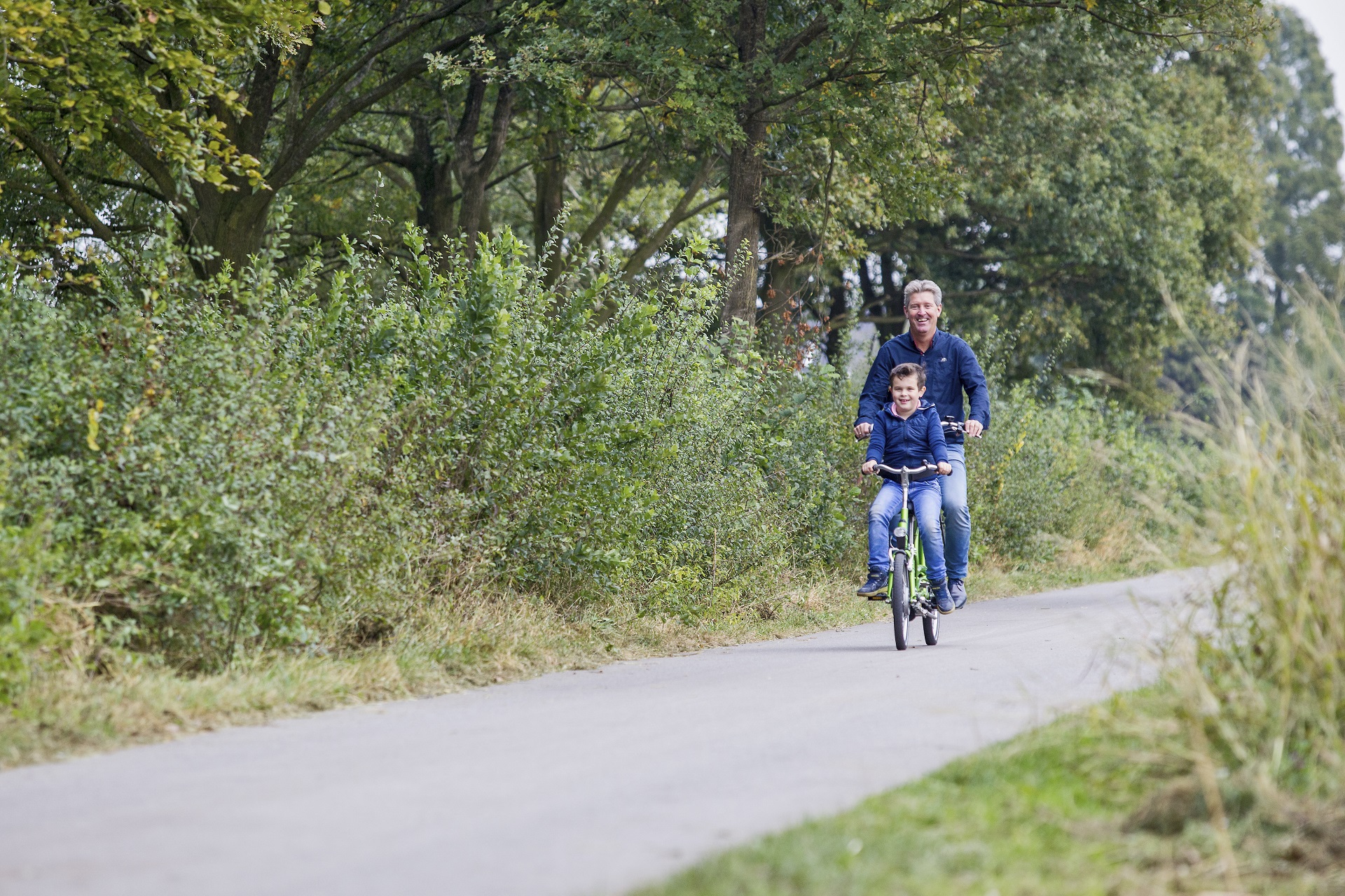 Zwei Personen fahren auf einem Tandem.