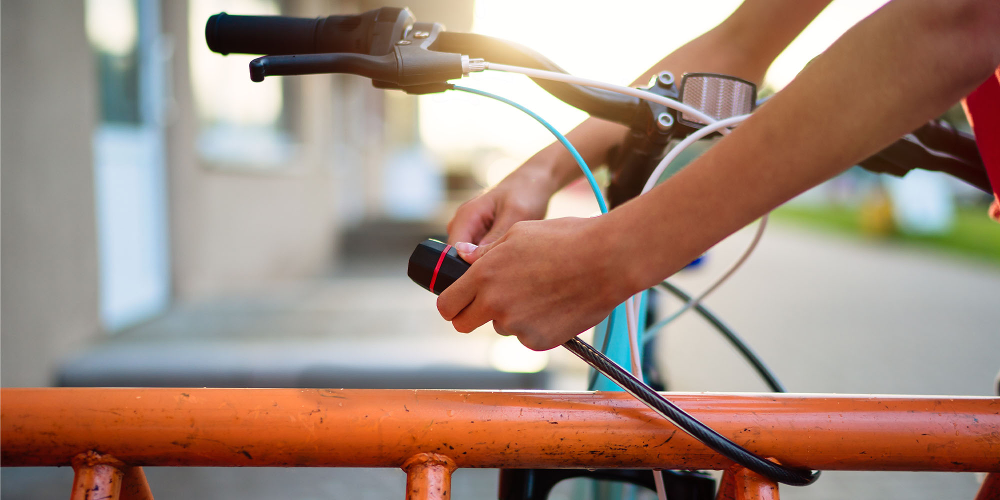 Fahrrad wird an Metallgeländer angeschlossen