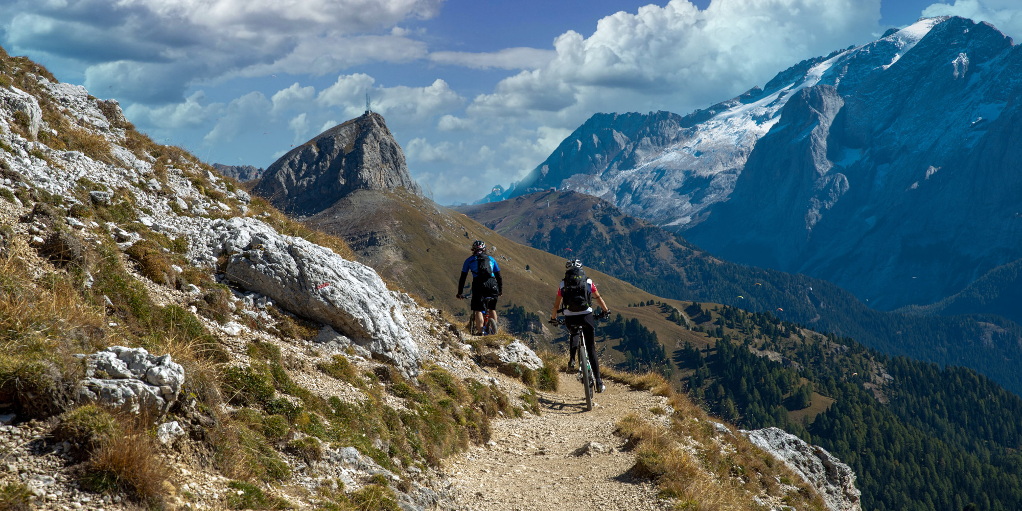 Zwei Radfahrer fahren durch Bergige Natur