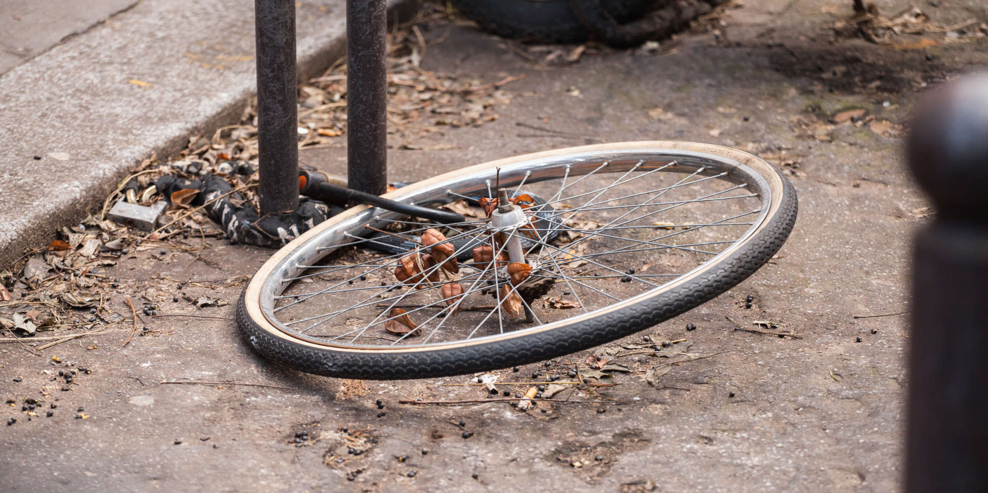 Reifen von Fahrrad hängt an Schloss.