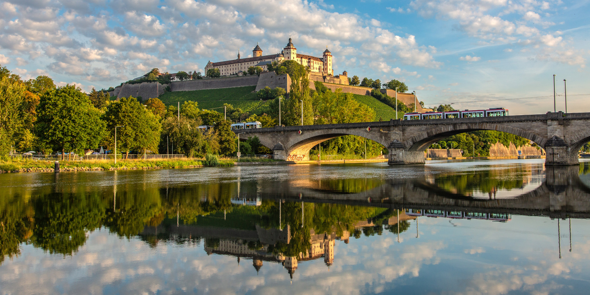 Festung Marienberg in Würzburg mit Spiegelung im Main