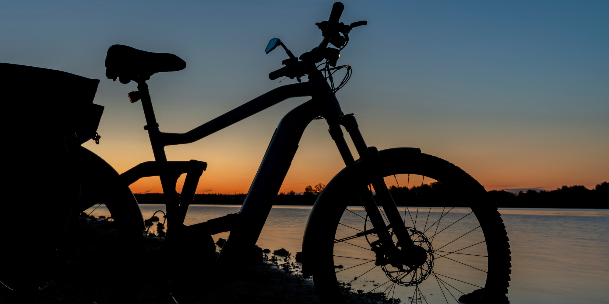 Umriss eines E-Bikes vor dem Sonnenuntergang