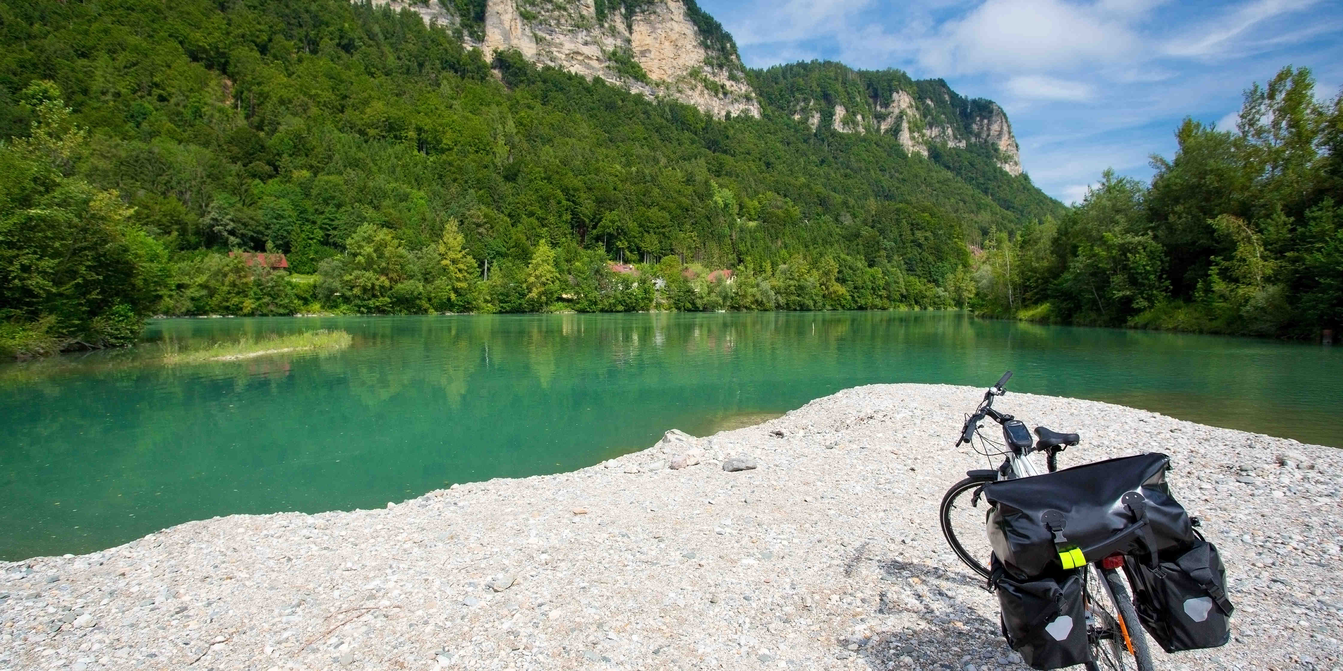 Fahrrad steht am Ufer der Drau