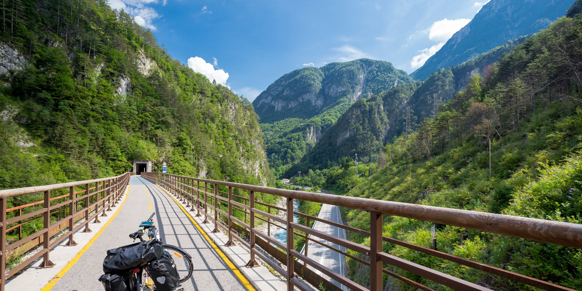 Fahrrad steht auf einer Brücke auf dem Alpe-Adria-Radweg