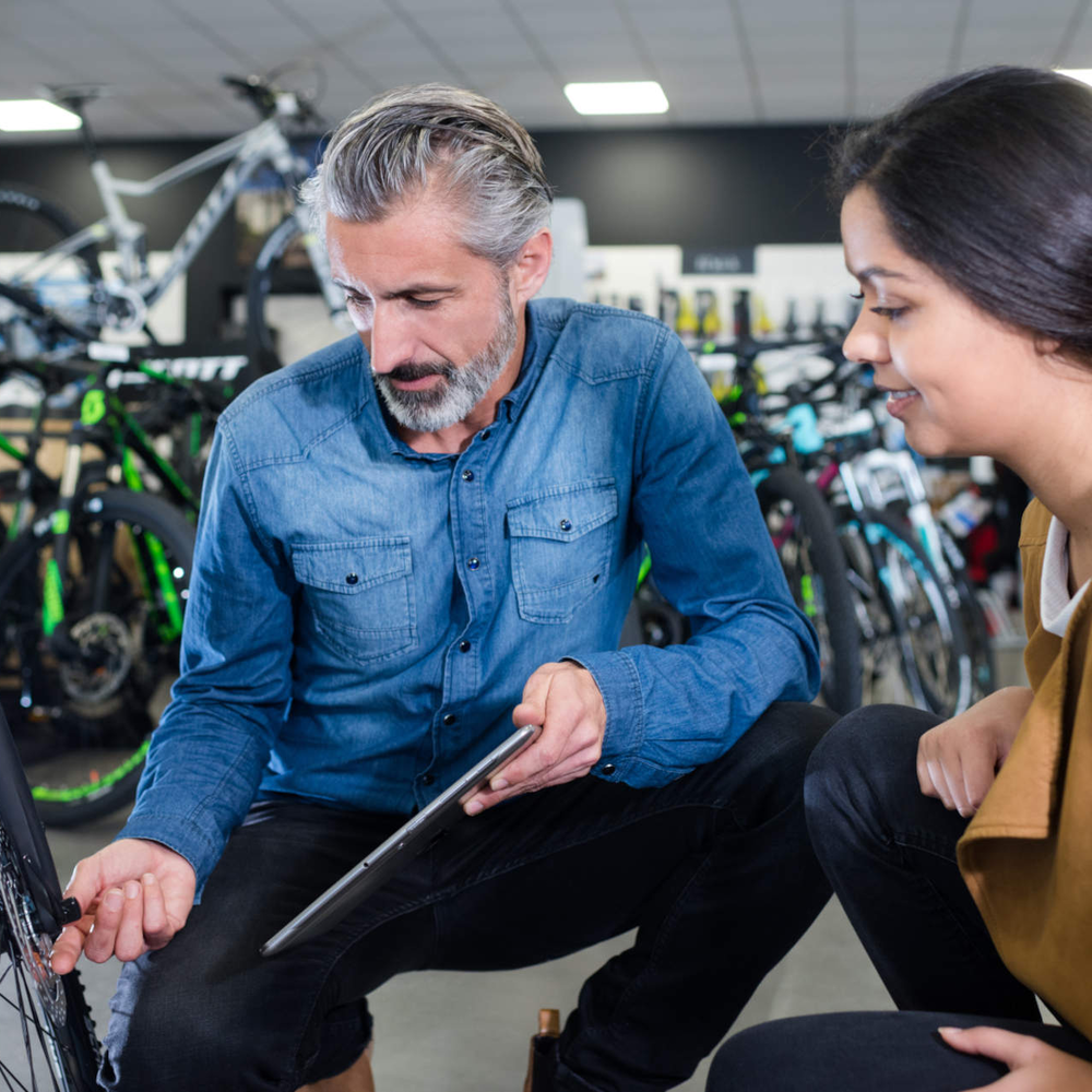 Ein Mann und eine Frau betrachten ein E-Bike