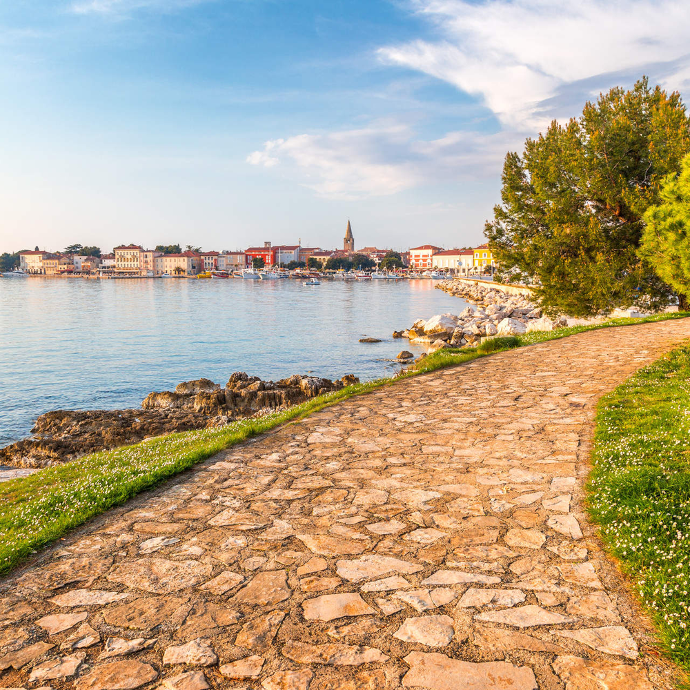 Ein Radweg in Porec, Kroatien