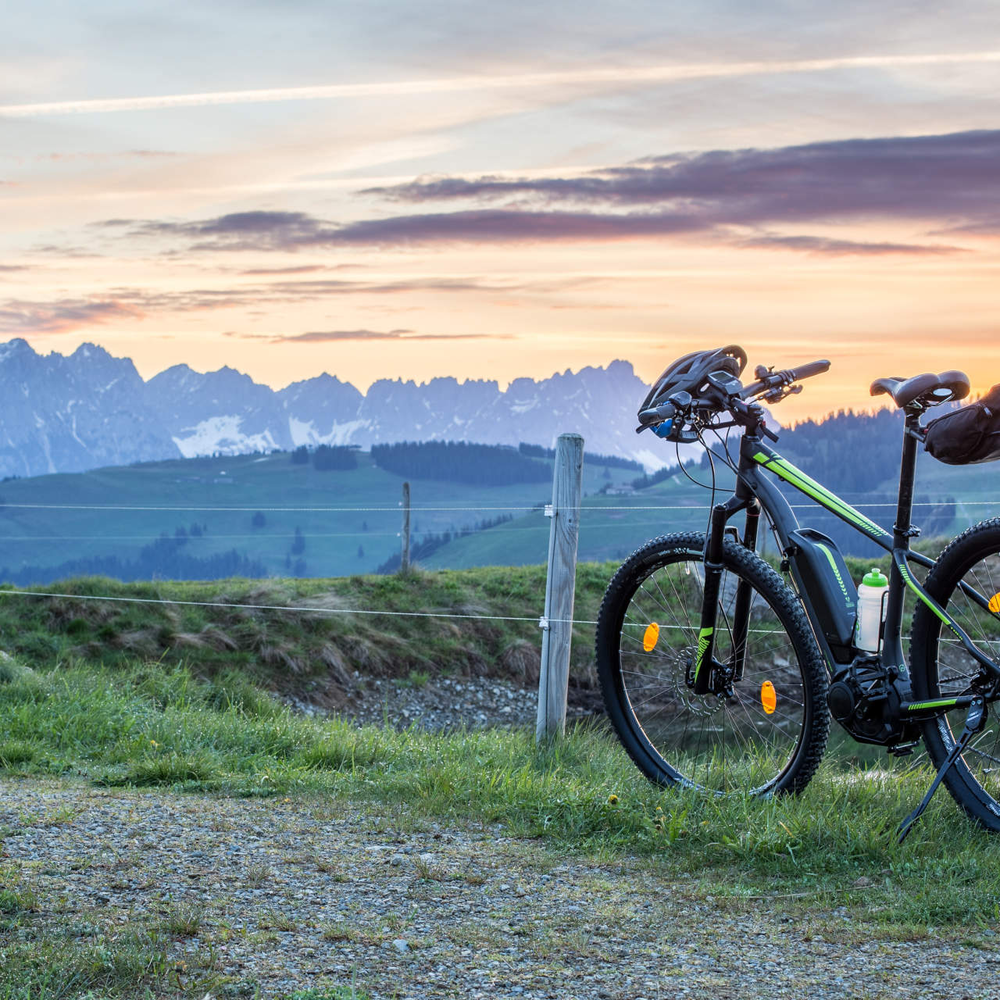 Ein E-Bike beim Sonnenaufgang