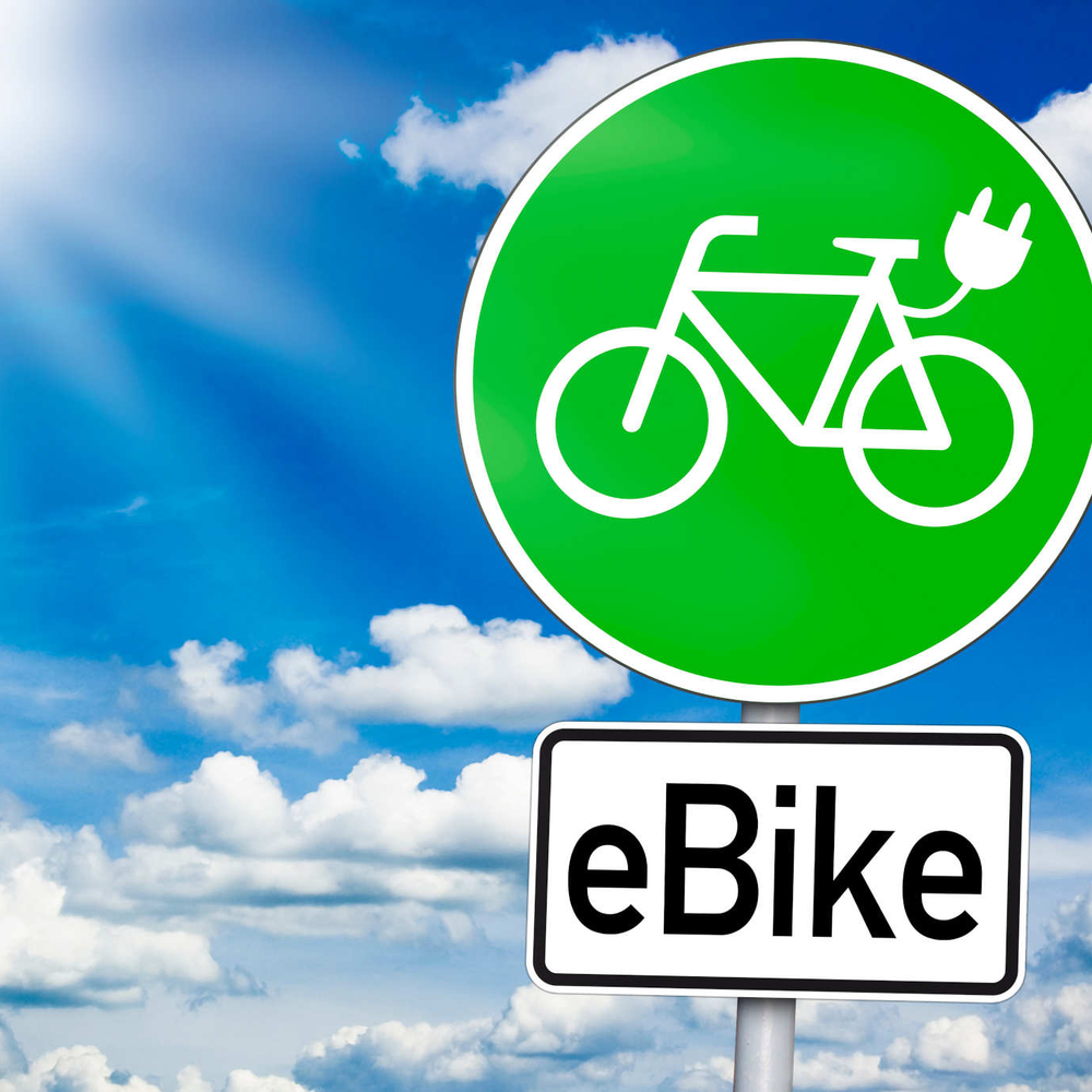 Abbildung eines Straßenschildes mit einem E-Bike.