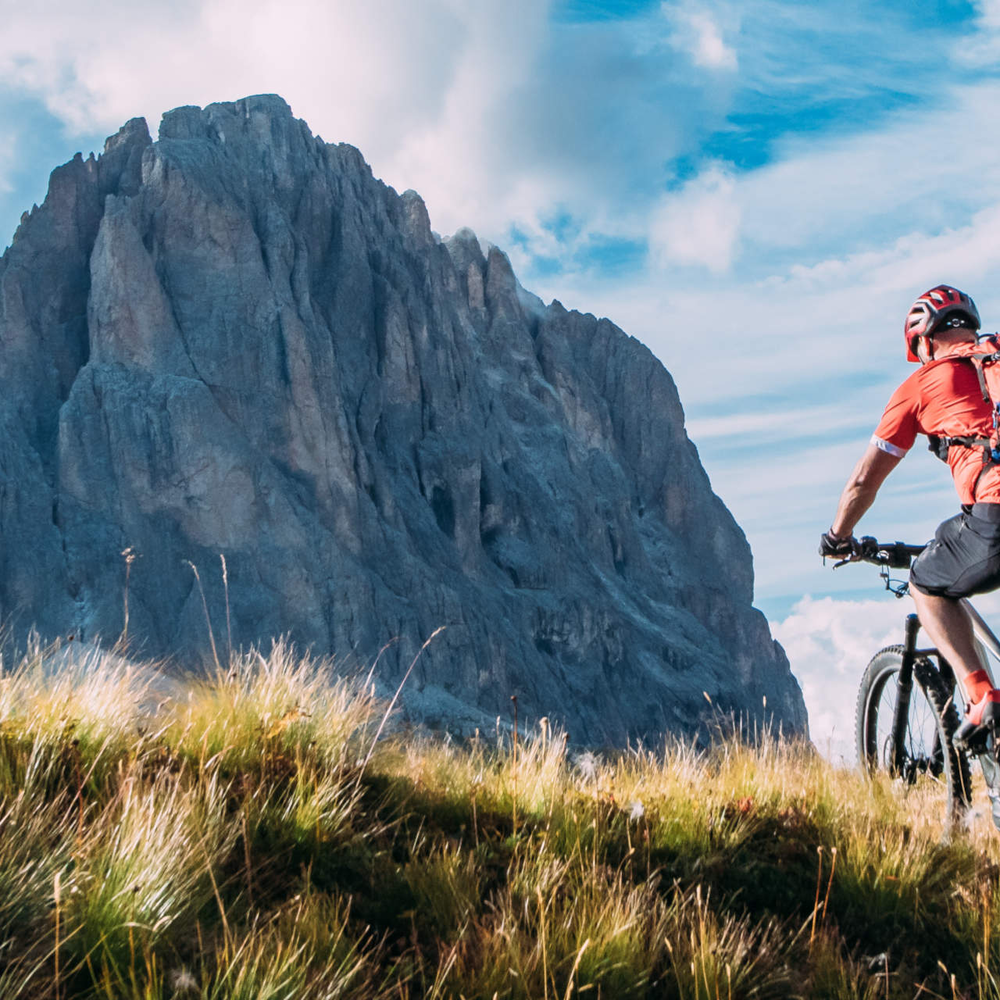 Ein Mann fährt einen Berg hoch mit einem Fahrrad