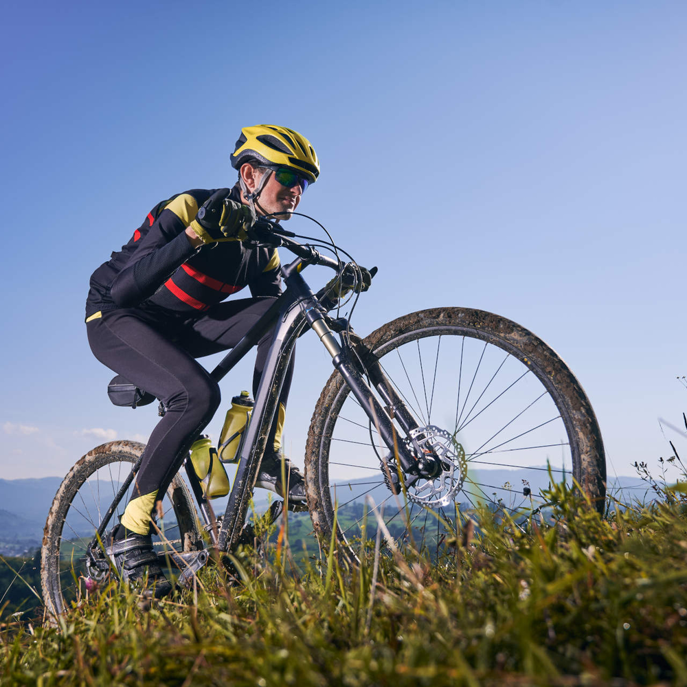 Mann fährt bergauf mit Fahrrad