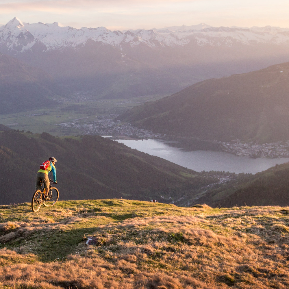 Mountainbiker fährt in den Bergen im Sonnenuntergang.