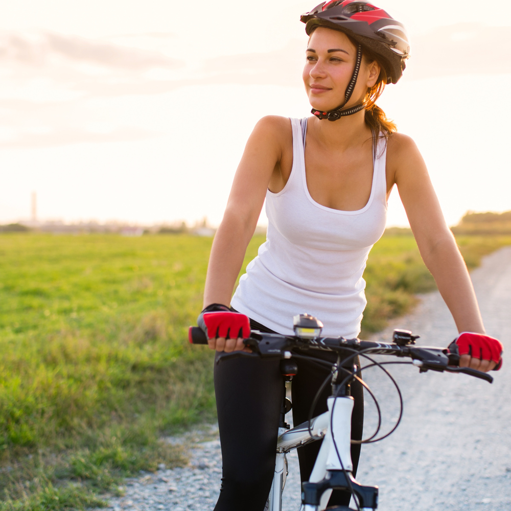 Frau auf einem Fahrrad lächelt