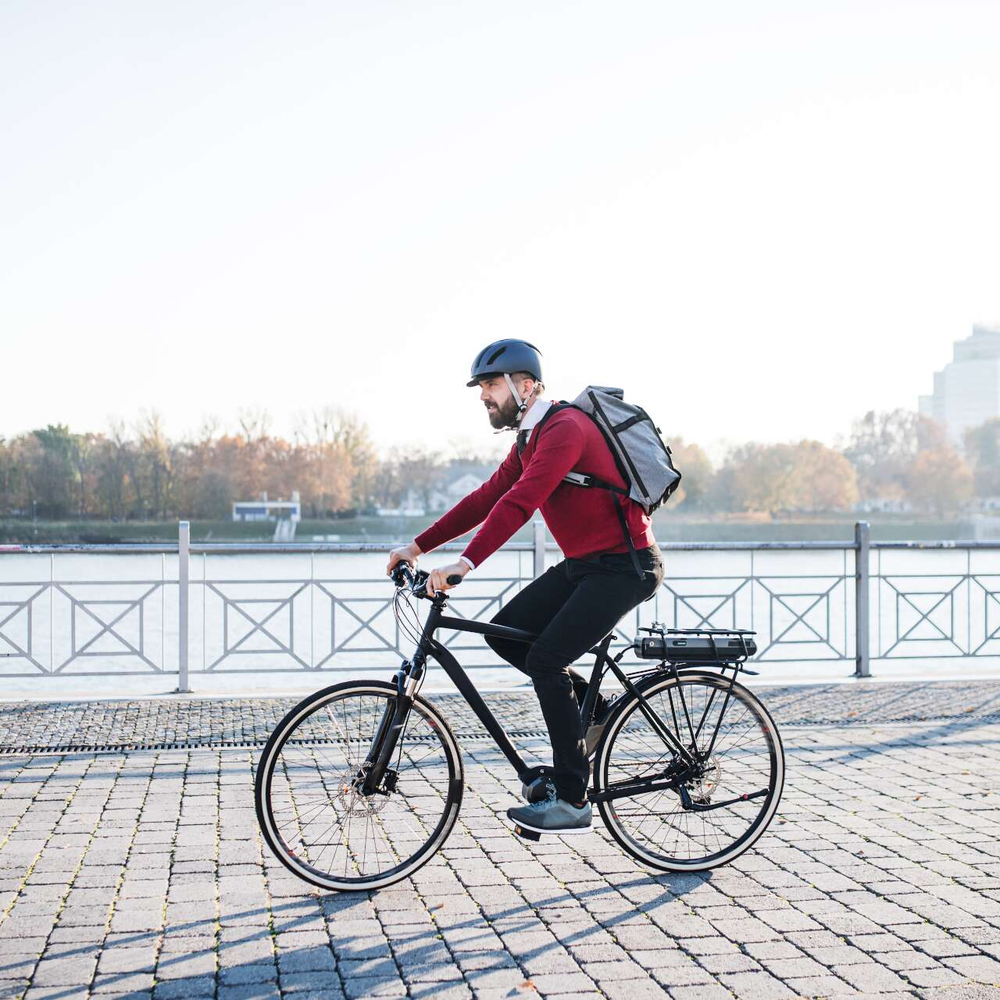 Eine Person fährt Fahrrad.