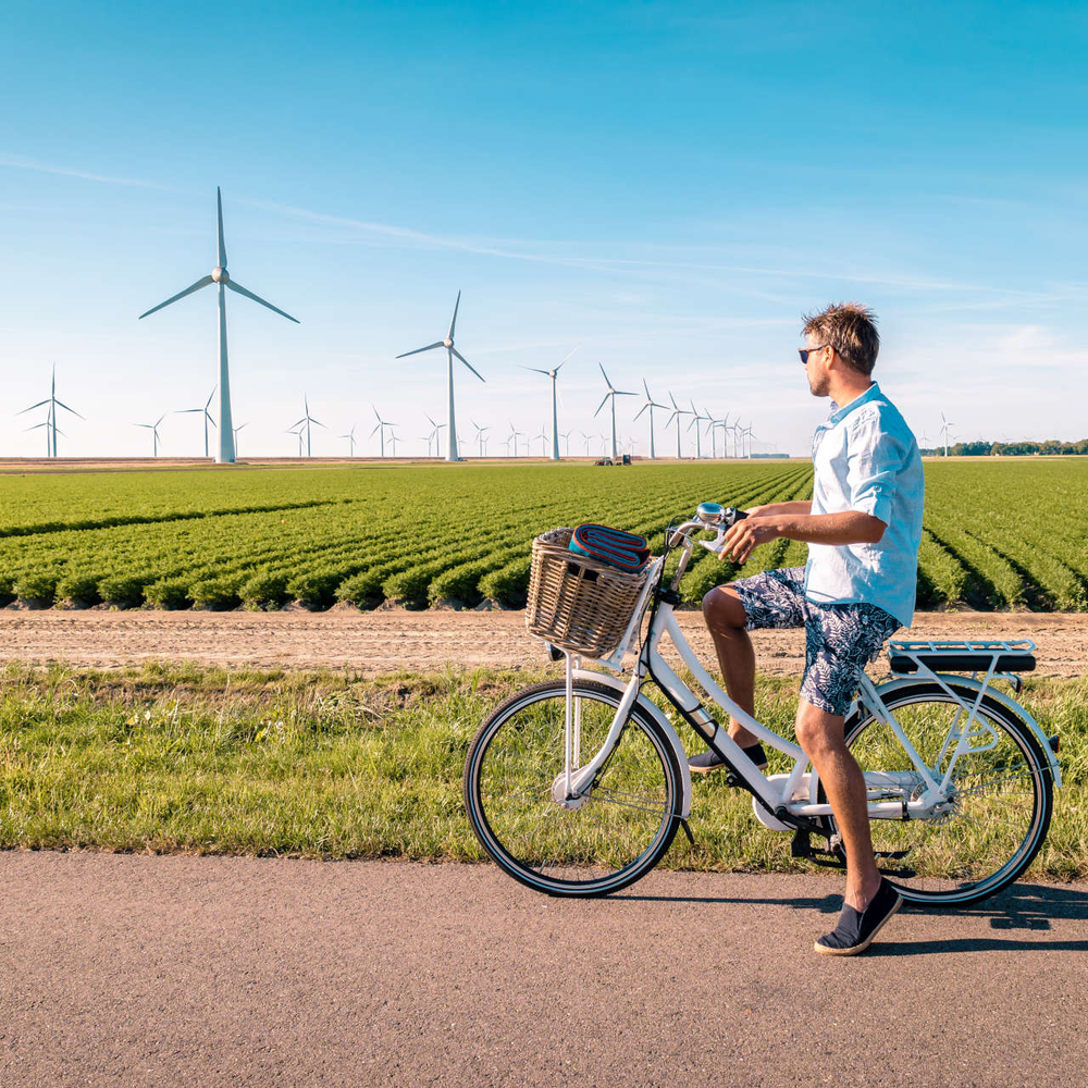 Person fährt auf einem E-Bike Fahrrad