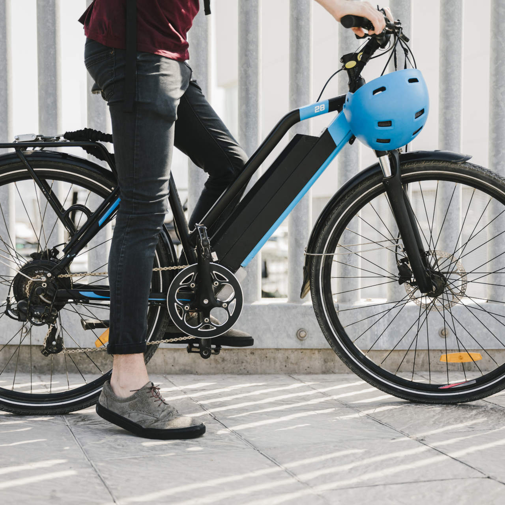 Person sitzt auf einem E-Bike