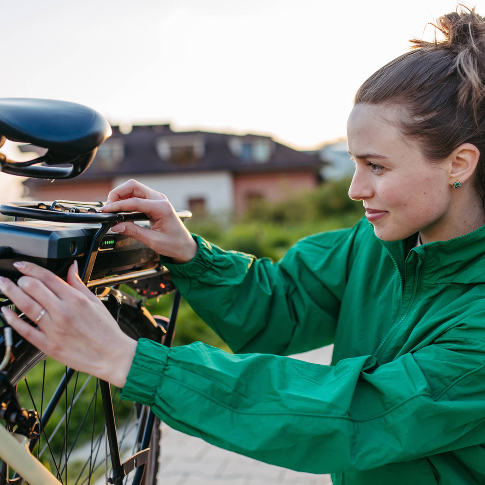 Junge Frau schließt E-Bike Akku an