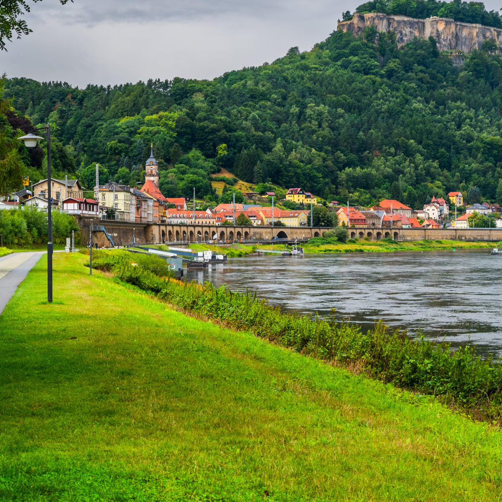 Der Elberadweg bei Königstein mit der Festung