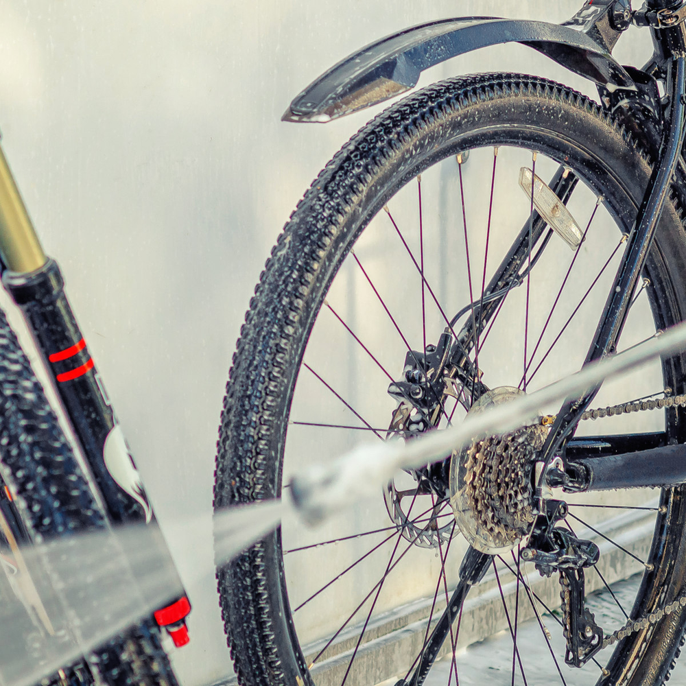 Erfahre alles über das Fahrrad-Reinigen mit dem Hochdruckreiniger Fahrrad wird mit Hochdruckreiniger abgebraust