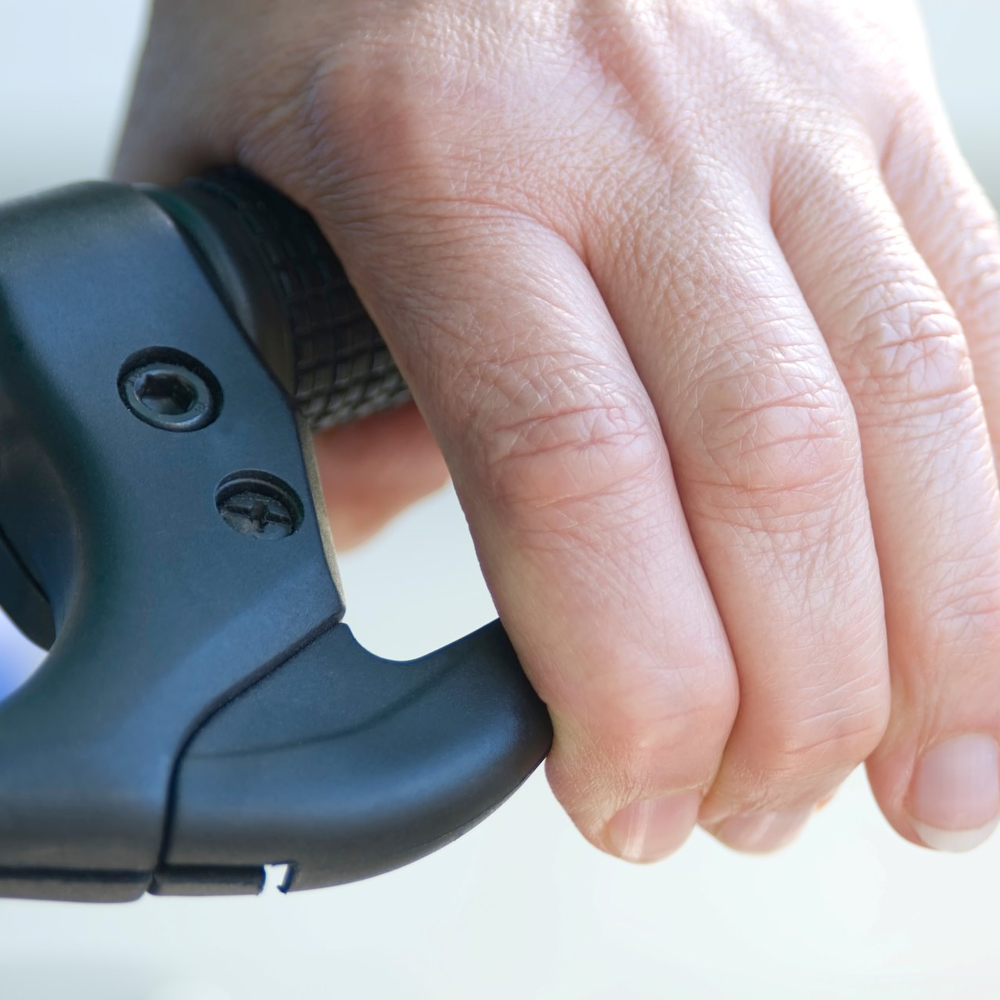 Hand greift eine Fahrradbremse