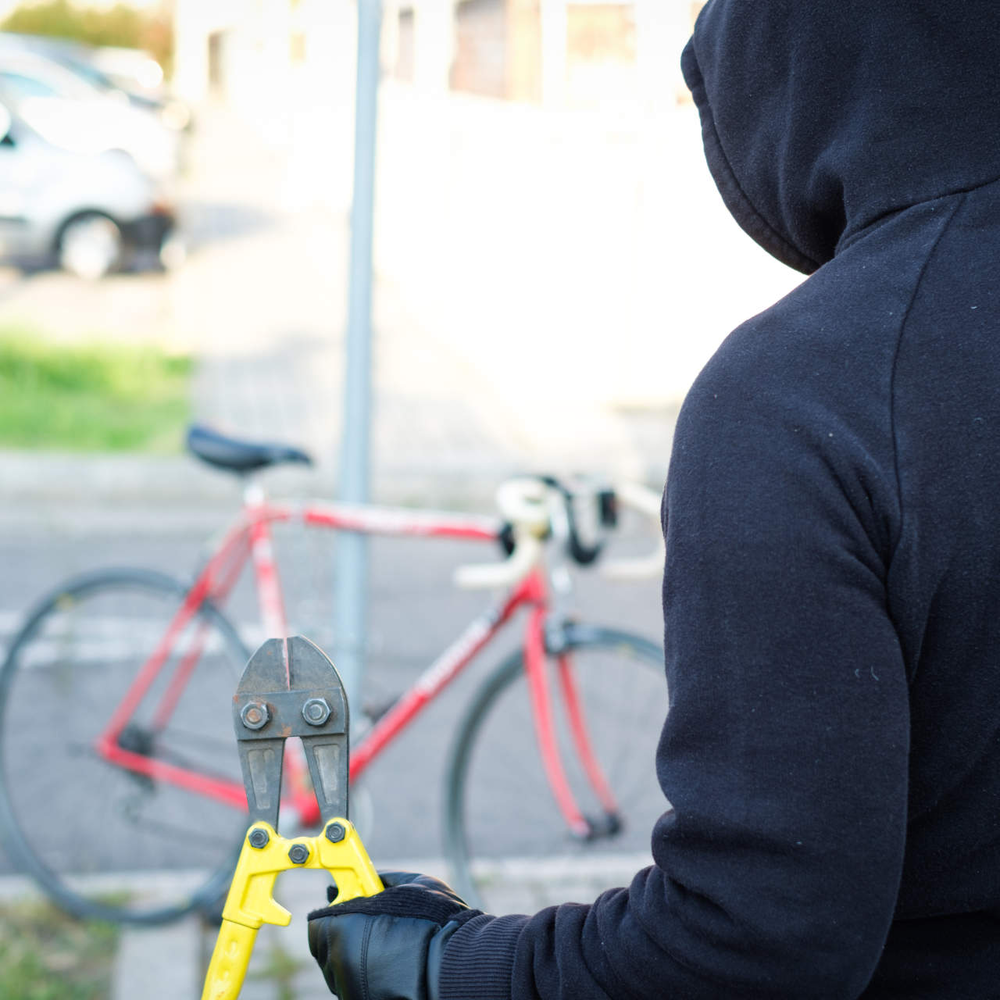 Person möchte ein Fahrrad stehlen