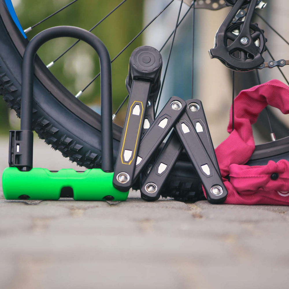 Verschiedene Fahrradschlösser liegen auf dem Boden