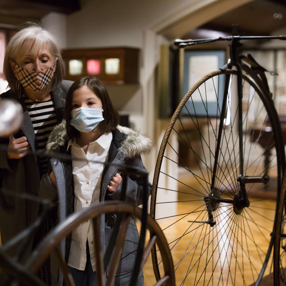 Zwei Personen begutachten alte Fahrräder im Museum