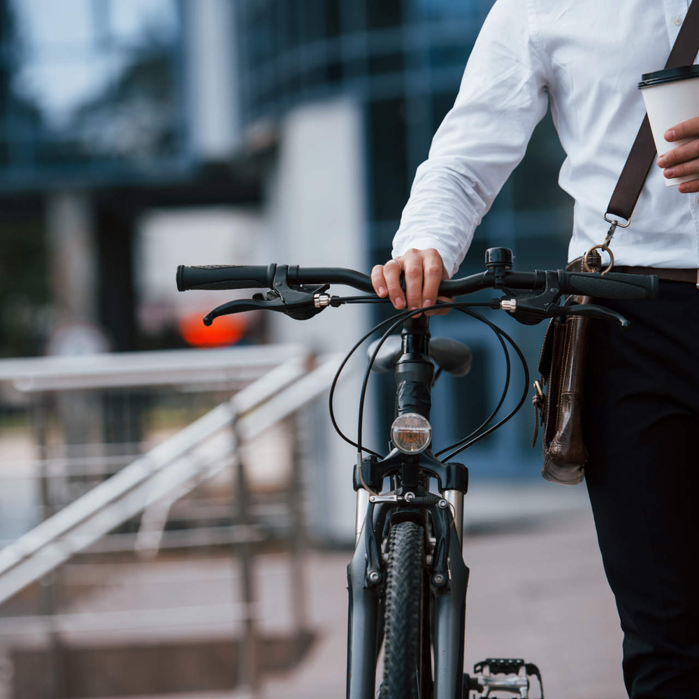 Person schiebt Fahrrad neben sich her