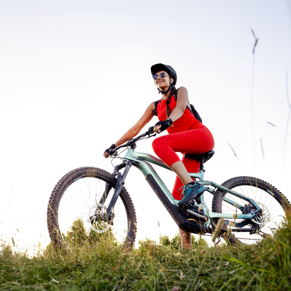 Frau auf E-Mountainbike