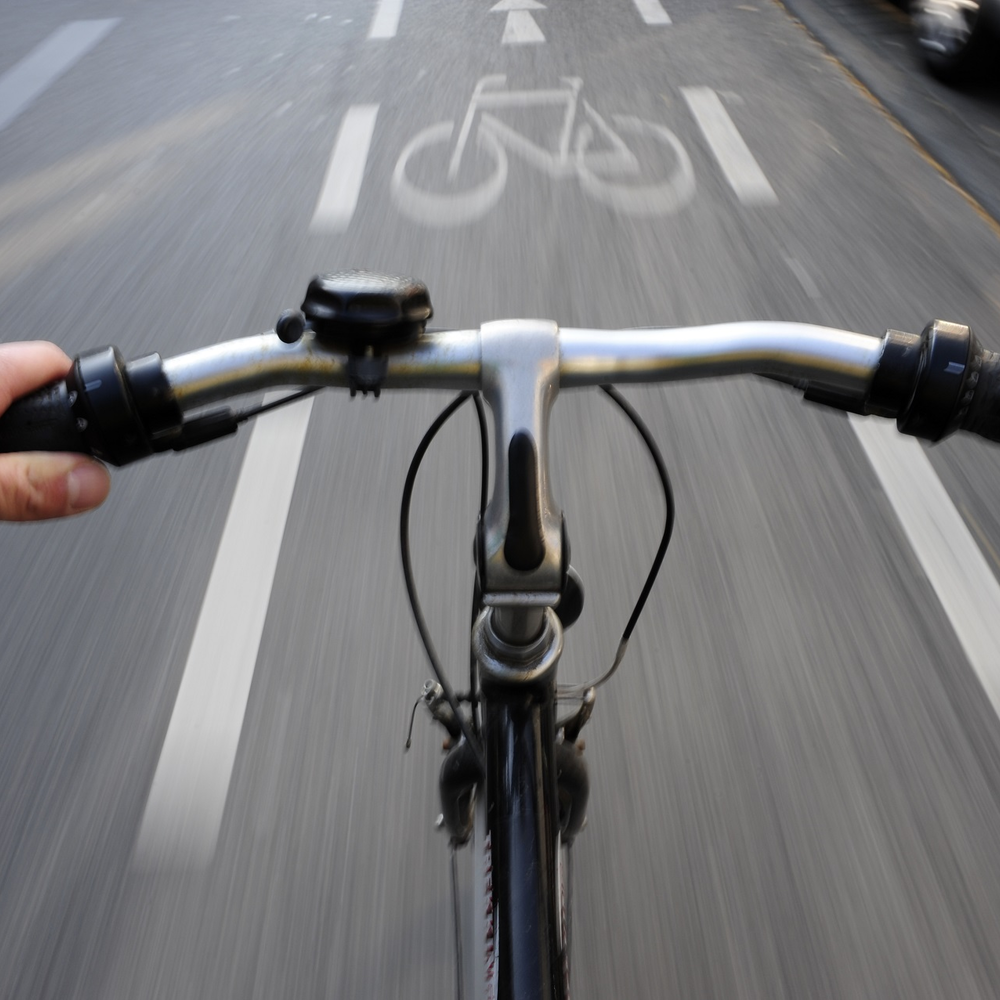 Radfahrer fährt auf Fahrradweg