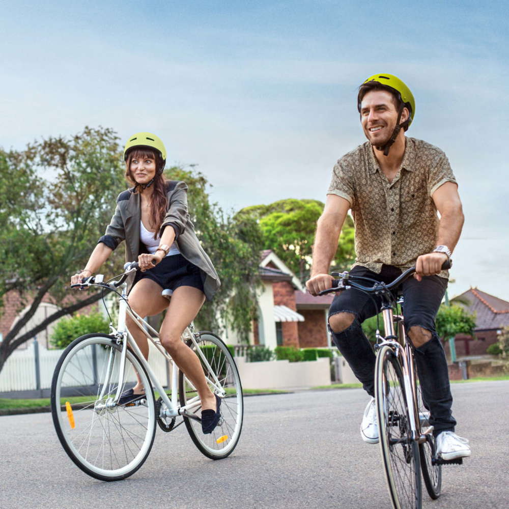 Zwei Fahrradfahrer mit Helm