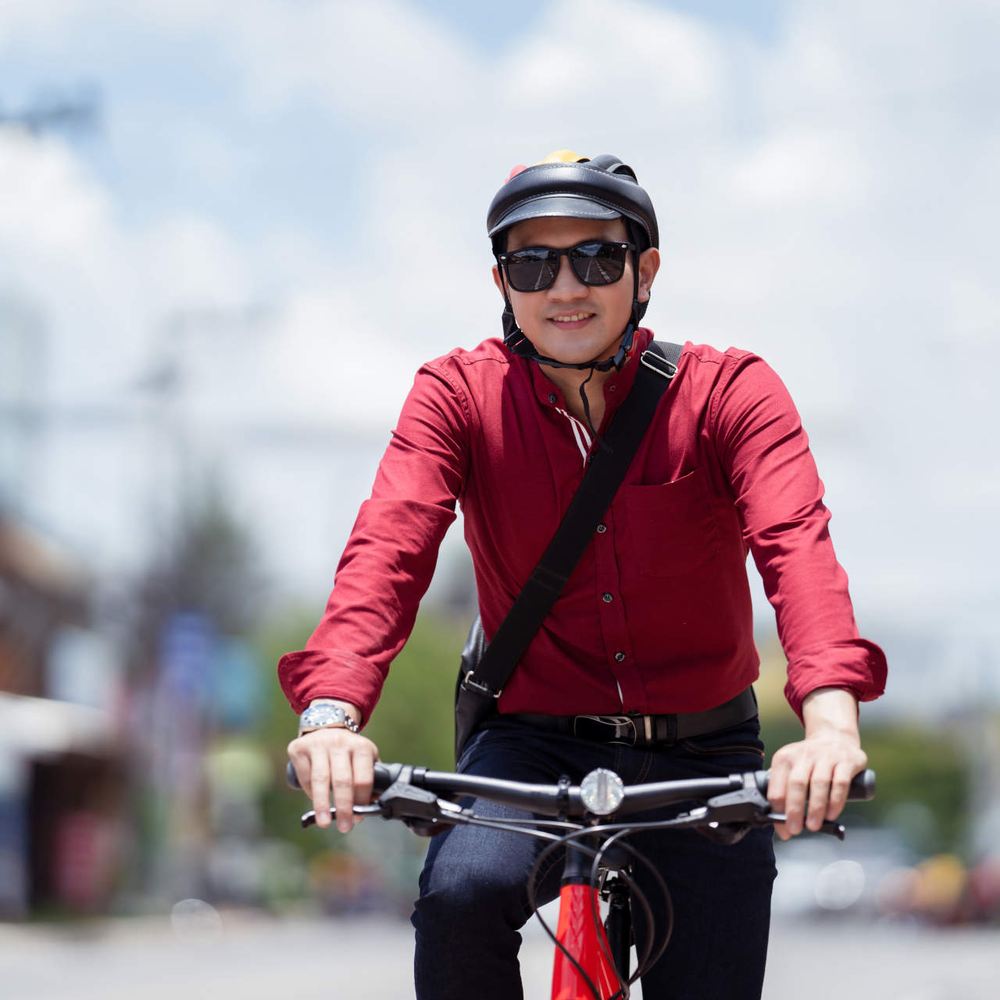 Ein Mann fährt mit dem Fahrrad zur Arbeit