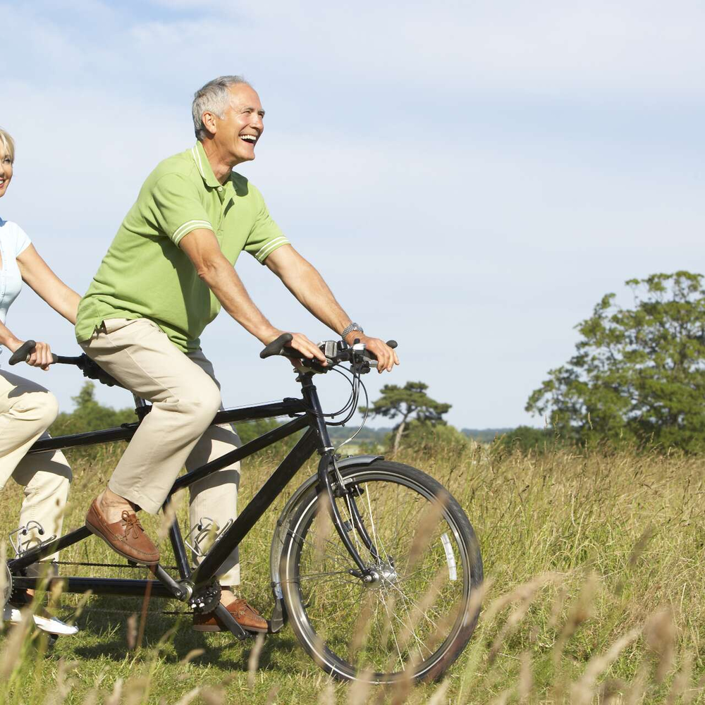 Zwei Personen fahren auf einem Tandem.