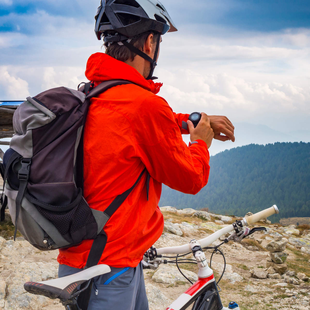 Ein Fahrradfahrer checkt sein GPS