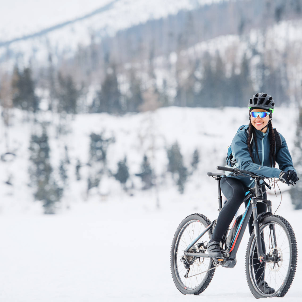 Person fährt im Winter Fahrrad