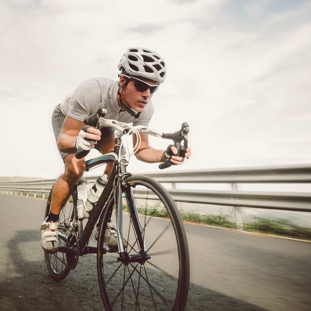 Rennrad Fahrer tritt in die Pedale