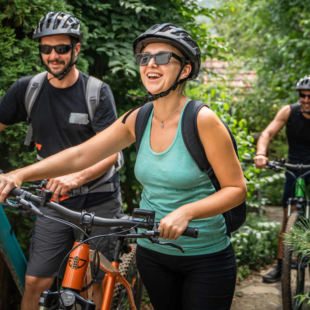 Eine S-Pedelec Gruppe schiebt ihre Bikes