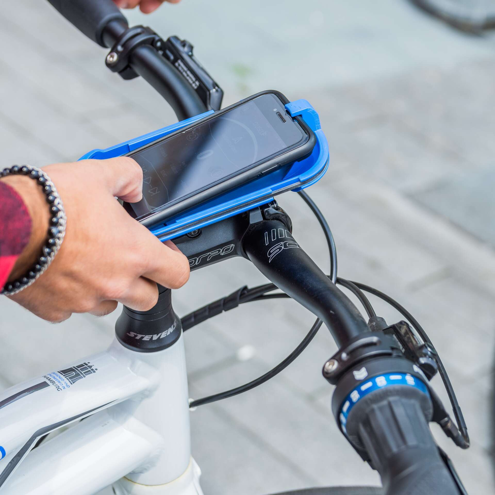 Smartphone befindet sich in einer Halterung am Fahrrad.