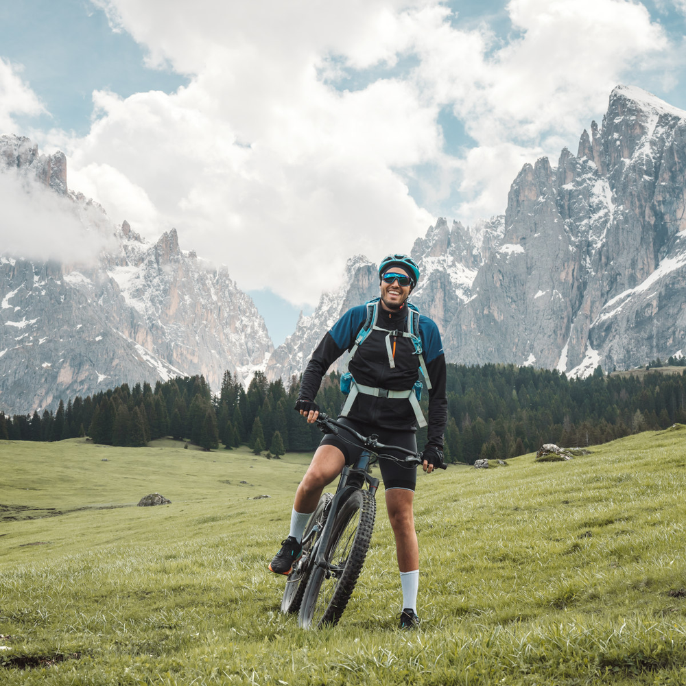 Mann auf einem E-Bike in den Bergen